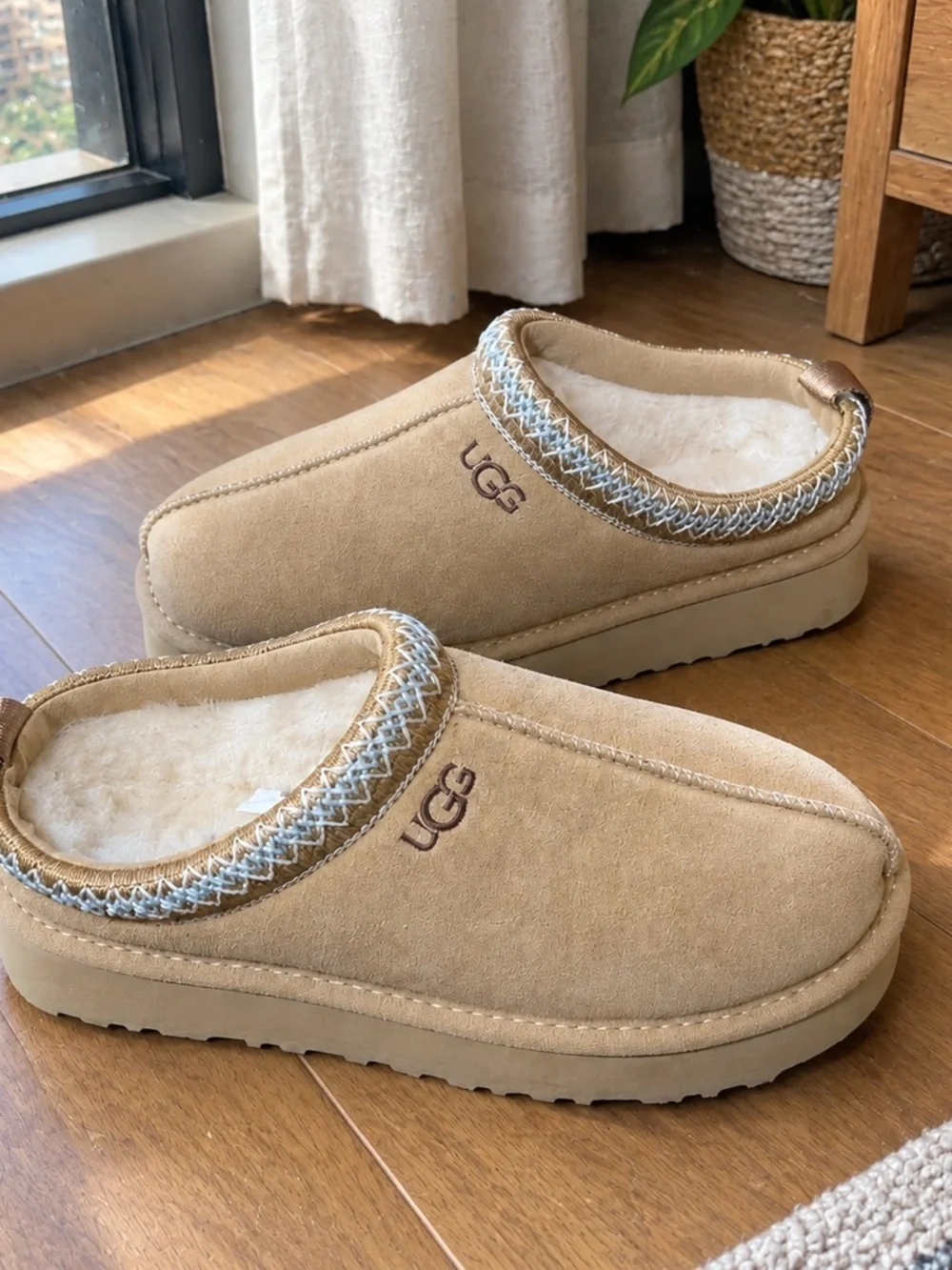 UGG Kids Chestnut/Tan Cozy Shearling Slip-On Slippers
